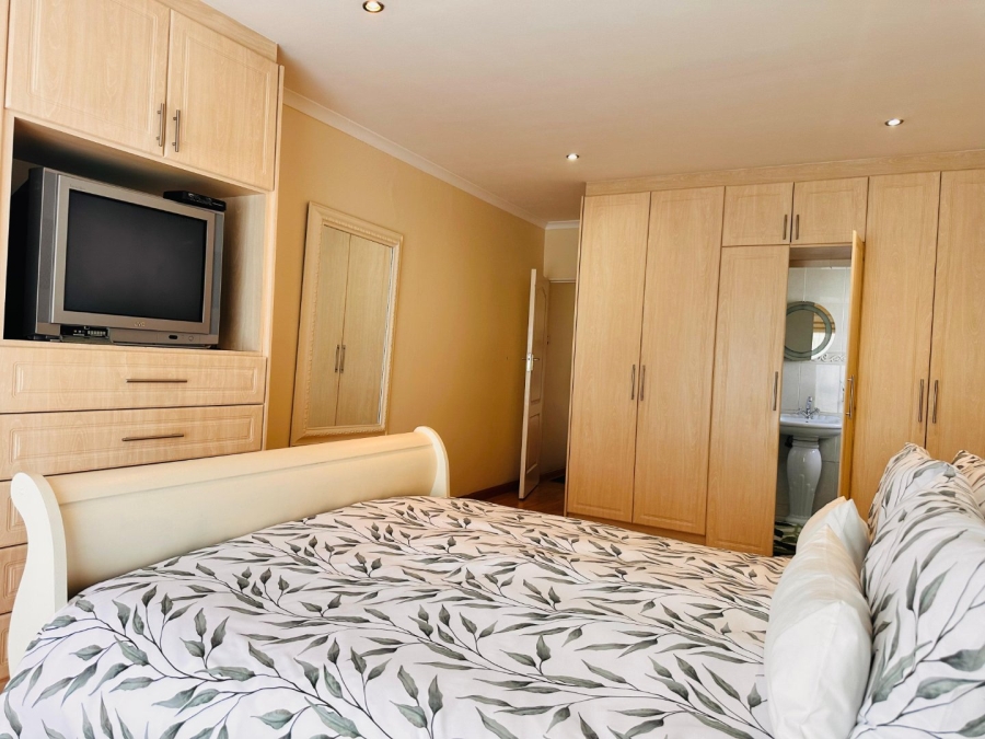 4 Bedroom Property for Sale in Flamingo Vlei Western Cape